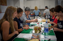 Barcelona 'grandmas' dish out cooking wisdom. And find nourishment themselves
